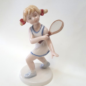 Bimba che gioca a tennis
