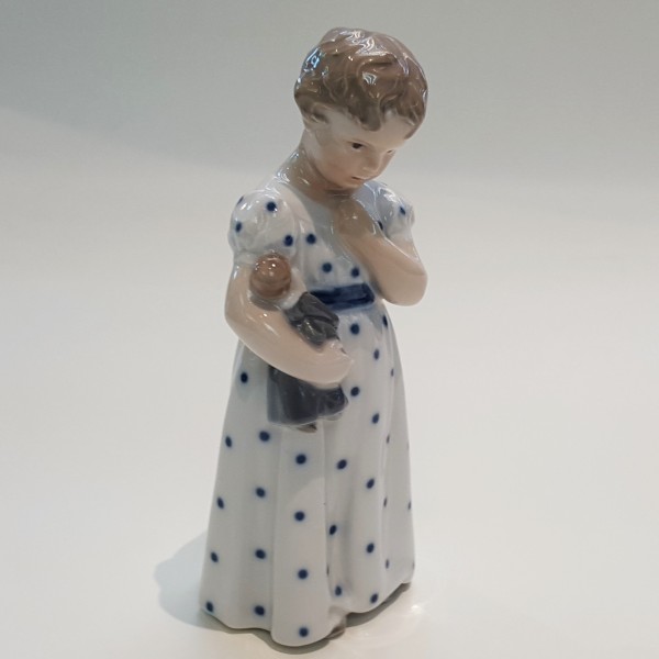 Mary con la bambola