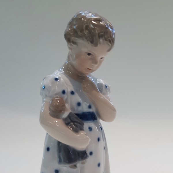 Mary con la bambola